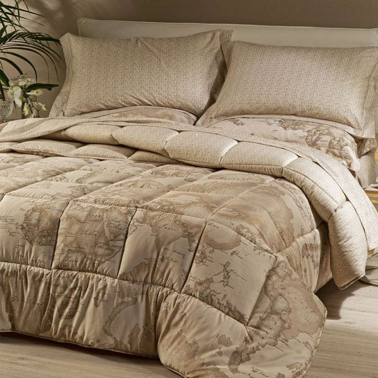 Trapunta Invernale matrimoniale Alviero Martini Geo Safari, in raso di puro cotone con stampa digitale. Piumone con fantasia double face nel tipico stile Alviero Martini cartina geografica, colore beige.