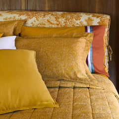 Trapunta invernale matrimoniale Fazzini Baco in raso di puro cotone. Fantasia moderna che richiama la trama della seta. Piumone colore senape