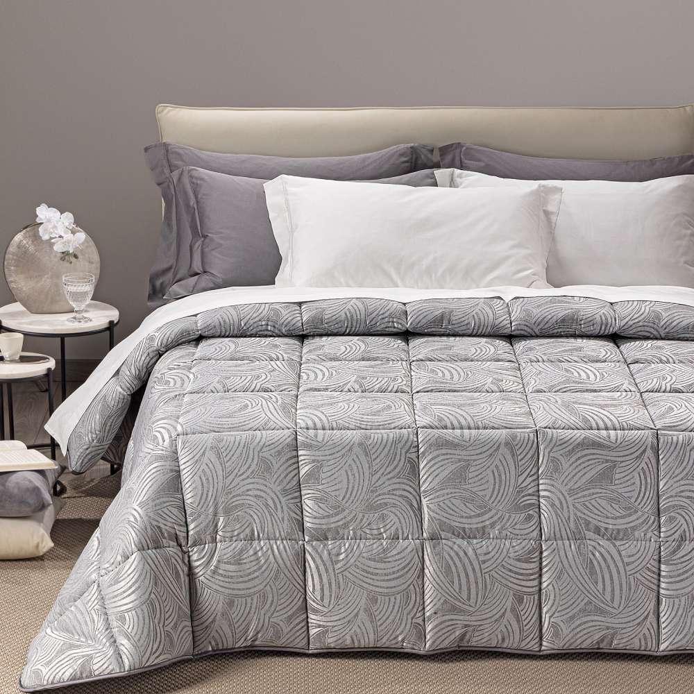 Trapunta invernale matrimoniale Caleffi Apollo piumone in raso jacquard. fantasia geometrica grigia, con forme curve.
