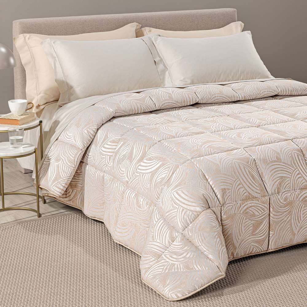 Trapunta invernale matrimoniale Caleffi Apollo piumone in raso jacquard. fantasia geometrica naturale beige, con forme curve.