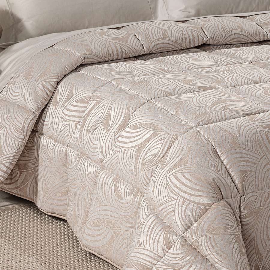Trapunta invernale matrimoniale Caleffi Apollo piumone in raso jacquard. fantasia geometrica tortora, con forme curve.