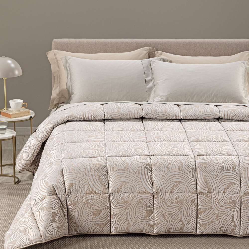 Trapunta invernale matrimoniale Caleffi Apollo piumone in raso jacquard. fantasia geometrica tortora, con forme curve.