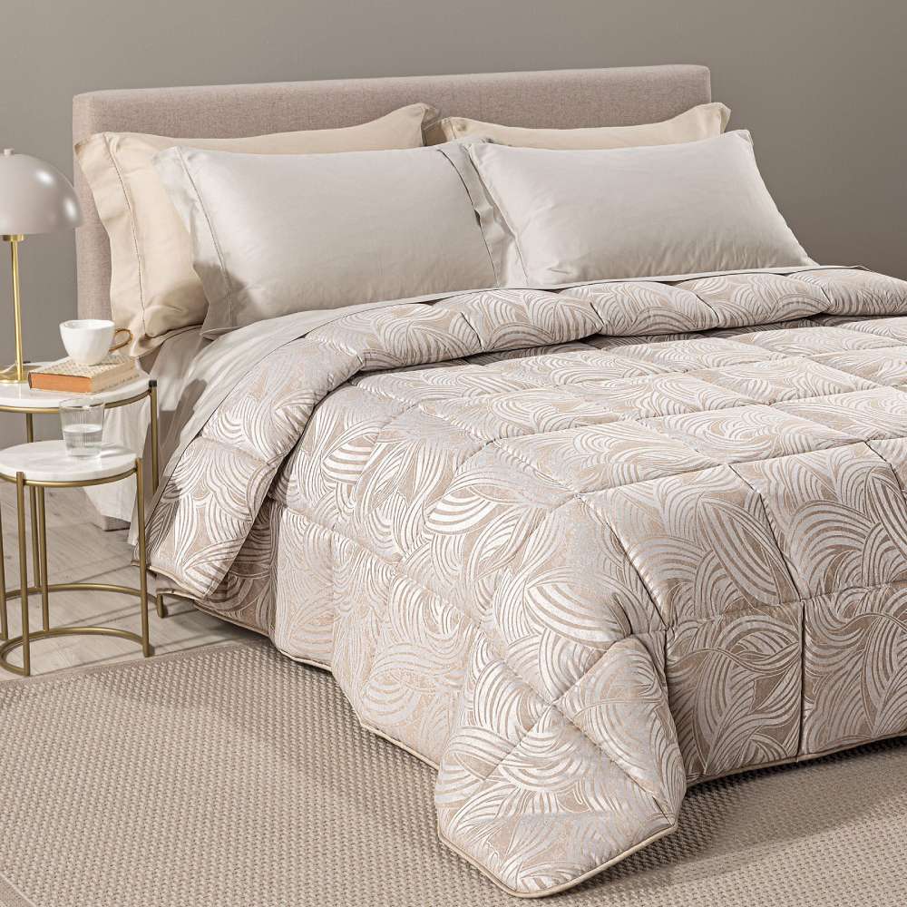 Trapunta invernale matrimoniale Caleffi Apollo piumone in raso jacquard. fantasia geometrica tortora, con forme curve.