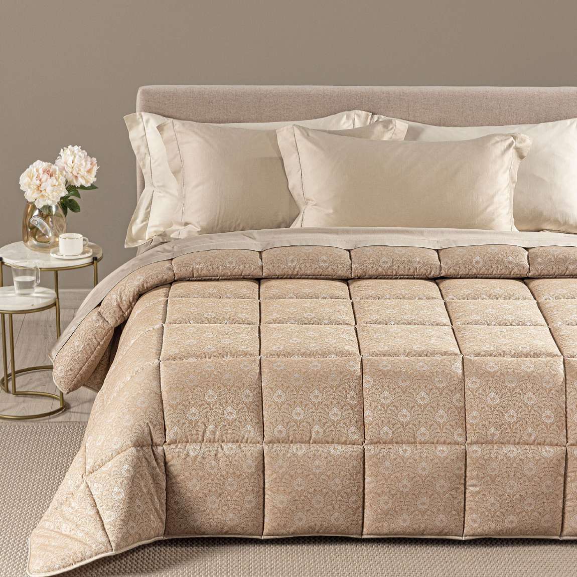 Trapunta Invernale Caleffi matrimoniale piumone in raso jacquard. Fantasia geometrica colore biscotto.