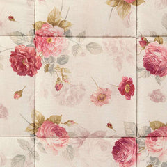 Trapunta invernale matrimoniale Caleffi Eden Rose, in puro cotone con stampa digitale. il piumone Eden Rose presenta una delicata fantasia floreale, con rose rosse su su fondo avorio. dettaglio fantasia.