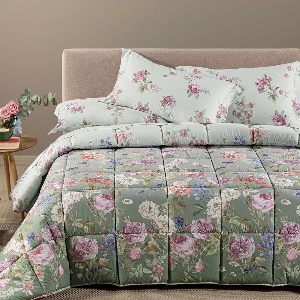 Trapunta invernale matrimoniale Caleffi Giardino Romantico in cotone.
Piumone fantasia con fiori colorati su fondo verde giada.