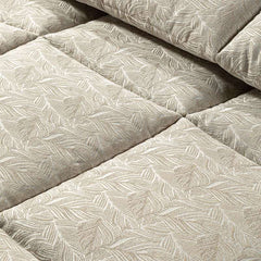Trapunta invernale matrimoniale Caleffi Interiors, in prezioso raso jacquard. La trapunta Interiors presenta una delicata fantasia con foglie che si intersecano in una fitta trama. Colore bosco tortora