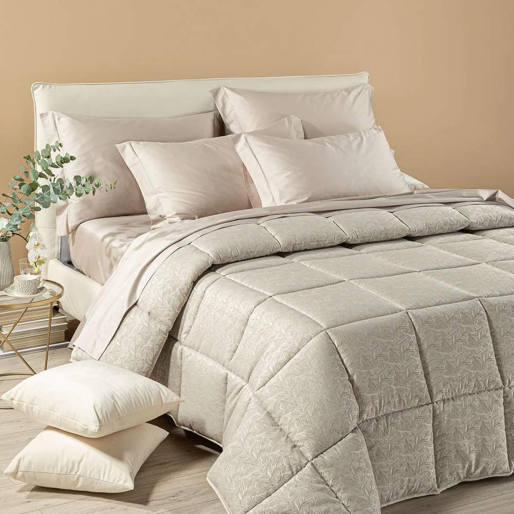 Trapunta invernale matrimoniale Caleffi Interiors, in prezioso raso jacquard. La trapunta Interiors presenta una delicata fantasia con foglie che si intersecano in una fitta trama. Colore bosco tortora
