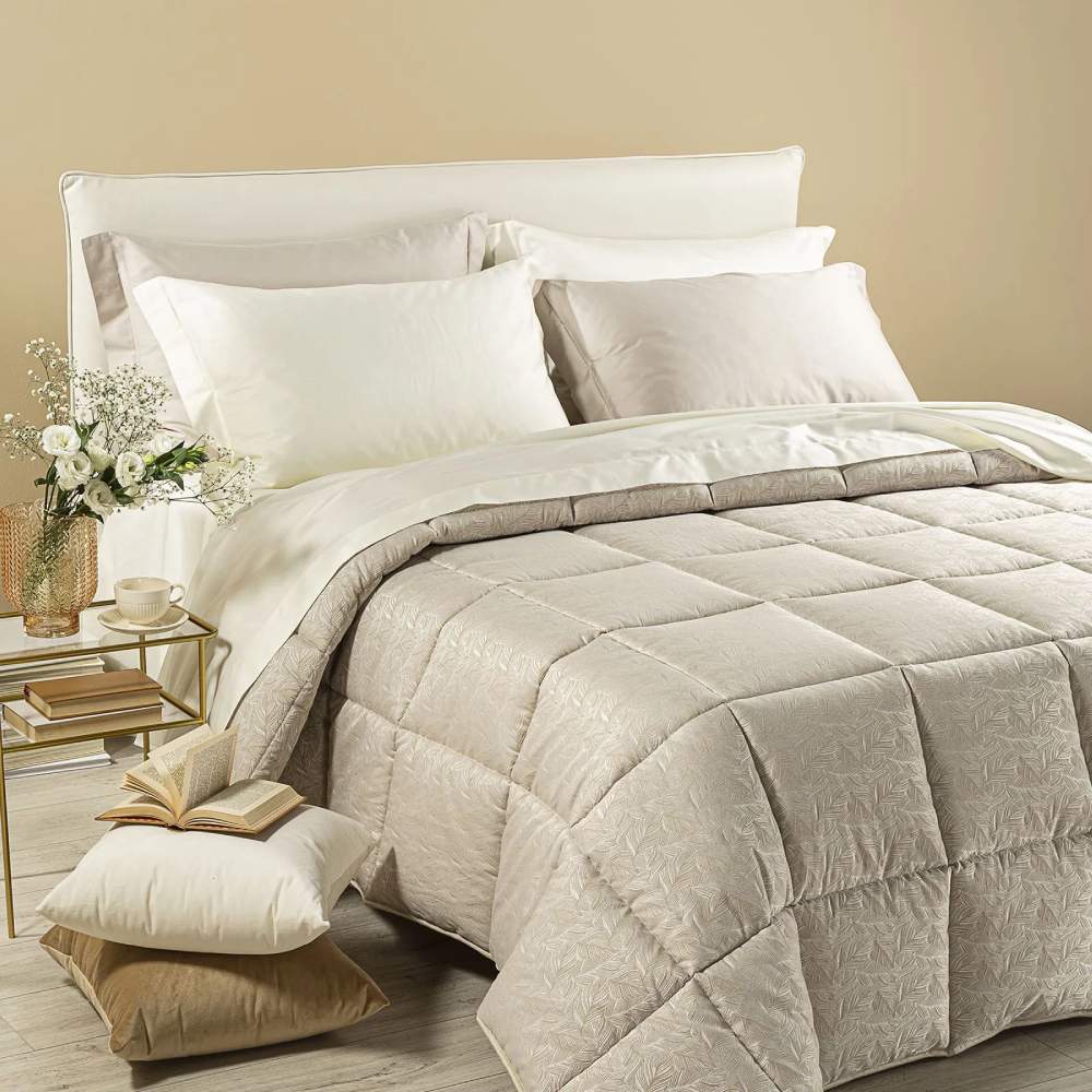 Trapunta invernale matrimoniale Caleffi Interiors, in prezioso raso jacquard. La trapunta Interiors presenta una delicata fantasia con foglie che si intersecano in una fitta trama. Colore naturale beige