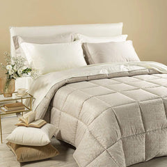 Trapunta invernale matrimoniale Caleffi Interiors, in prezioso raso jacquard. La trapunta Interiors presenta una delicata fantasia con foglie che si intersecano in una fitta trama. Colore naturale beige