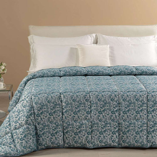 Trapunta invernale matrimoniale Caleffi Mixer in prezioso raso jacquard. Il piumone Mixer è caratterizzata da una fantasia geometrica moderna, nella variante di colore avio.