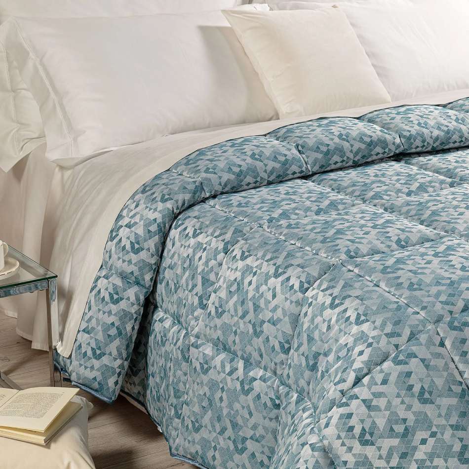 Trapunta invernale matrimoniale Caleffi Mixer in prezioso raso jacquard. Il piumone Mixer è caratterizzata da una fantasia geometrica moderna, nella variante di colore avio.