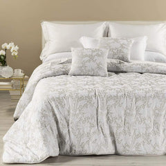 Trapunta invernale matrimoniale Leggerissima Vivienne, in prezioso raso jacquard. Prodotta da Caleffi. La trapunta Vivienne presenta una fantasia floreale dallo stile moderno, in cui tessuti diversi interagiscono dando vita a una fantasia su 3 livelli: il primo è rappresentato da fiori bianchi, il secondo da una delicata fantasia leopardata, mentre il terzo è dato dal tessuto di fondo più scuro e lucido rispetto ai primi due. Disponibile nella variante di colore avorio.