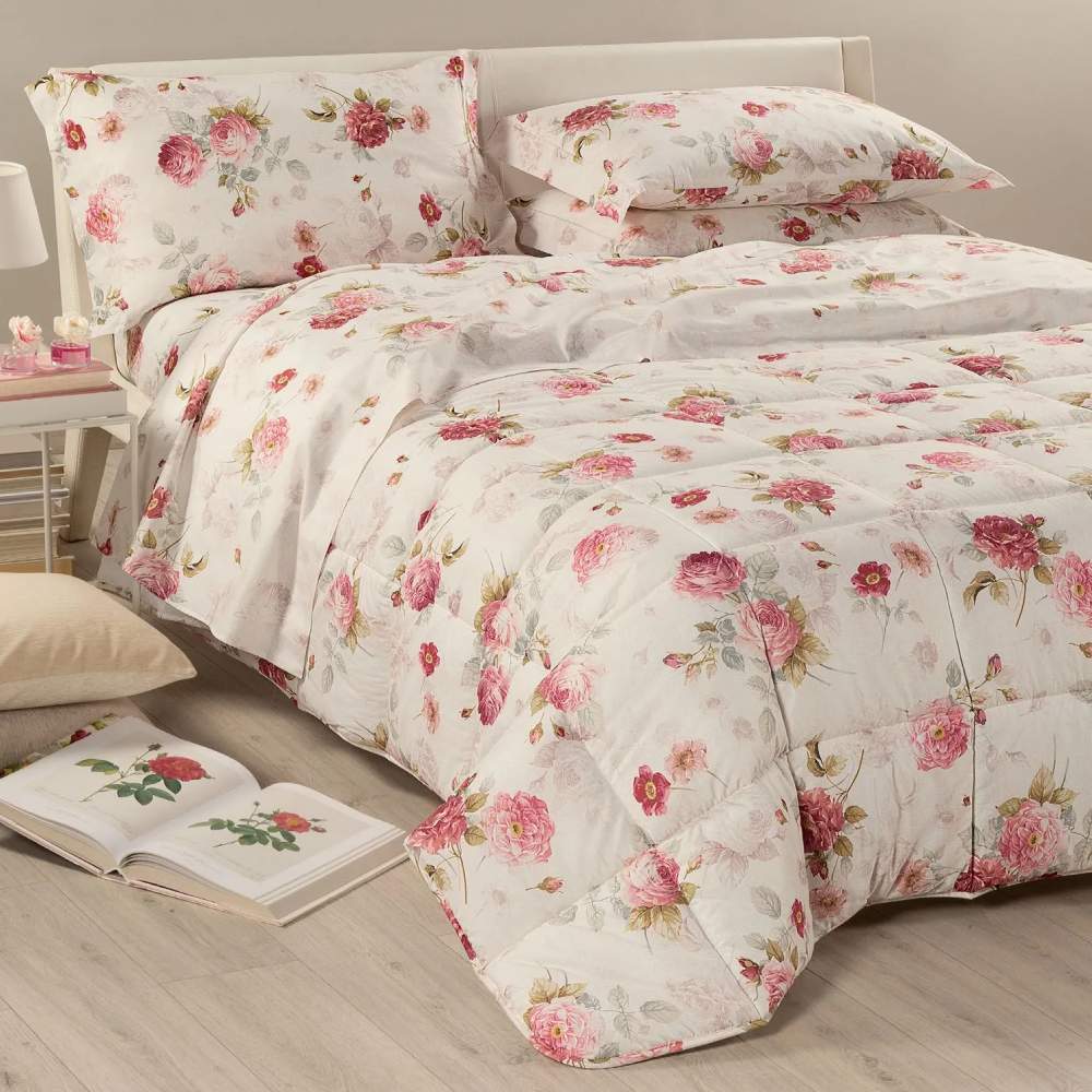 Trapunta invernale matrimoniale Caleffi Eden Rose, in puro cotone con stampa digitale. il piumone Eden Rose presenta una delicata fantasia floreale, con rose rosse su su fondo avorio.
