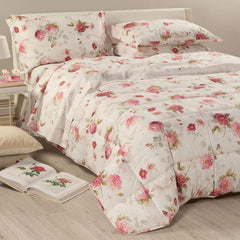 Trapunta invernale matrimoniale Caleffi Eden Rose, in puro cotone con stampa digitale. il piumone Eden Rose presenta una delicata fantasia floreale, con rose rosse su su fondo avorio.