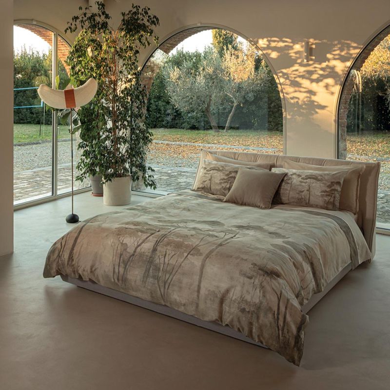 Trapunta invernale matrimoniale Fazzini Nemora, in raso di cotone. Piumone in fantasia torrone beige con natura e alberi stile acquerello.