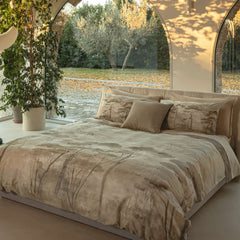 Trapunta invernale matrimoniale Fazzini Nemora, in raso di cotone. Piumone in fantasia torrone beige con natura e alberi stile acquerello.