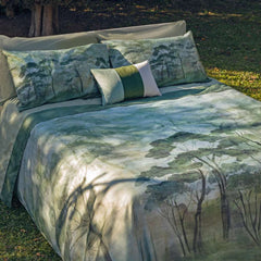 Trapunta invernale matrimoniale Fazzini Nemora, in raso di cotone. Piumone in fantasia verde con natura e alberi stile acquerello.