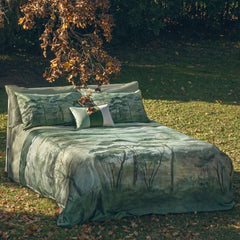 Trapunta invernale matrimoniale Fazzini Nemora, in raso di cotone. Piumone in fantasia verde con natura e alberi stile acquerello.