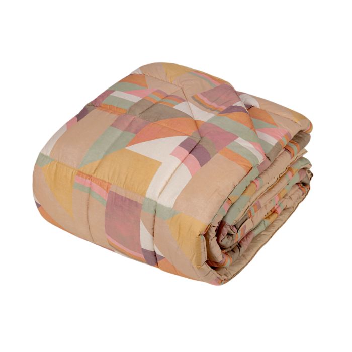 Trapunta invernale matrimoniale Fazzini Wooden Blocks, in percalle di cotone.La trapunta Wooden Blocks presenta una moderna fantasia geometrica nei toni caldi del tortora/cammello/beige. Il piumone è trapuntato a capo e rifinito a mano con due angoli sagomati che lo adattano perfettamente agli angoli del letto