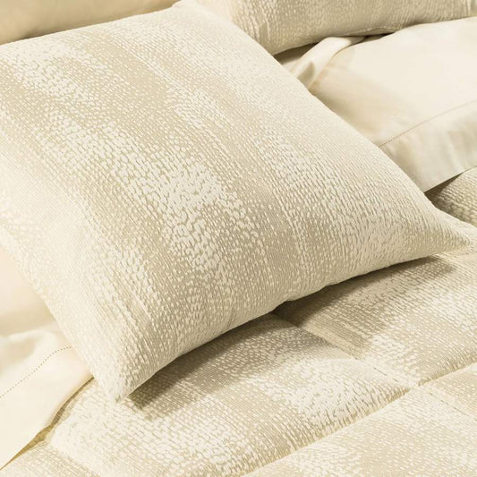 Trapunta invernale matrimoniale Caleffi Boheme, in prezioso raso jacquard. Piumone con fantasia tinta in filo tono su tono, con il tessuto della fantasia più chiaro e opaco che risalta sul fondo più lucido e scuro, dando un effetto striatura. Variante di colore avorio.