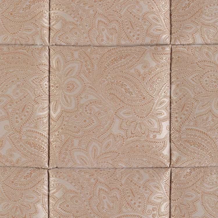 Trapunta invernale matrimoniale Caleffi Dorata, in prezioso raso jacquard.Il piumone Dorata è caratterizzato da una fantasia tono su tono, nella variante di colore ambra. dettaglio fantasia.