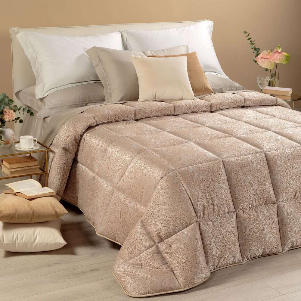 Trapunta invernale matrimoniale Caleffi Dorata, in prezioso raso jacquard.Il piumone Dorata è caratterizzato da una fantasia tono su tono, nella variante di colore ambra.