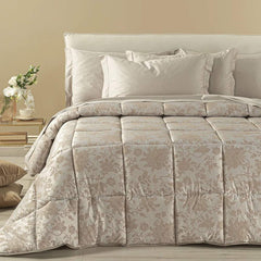 Trapunta invernale matrimoniale Caleffi Narciso, in prezioso raso jacquard. Il piumone Narciso è caratterizzato da una delicata fantasia floreale tono su tono. Colore ambra