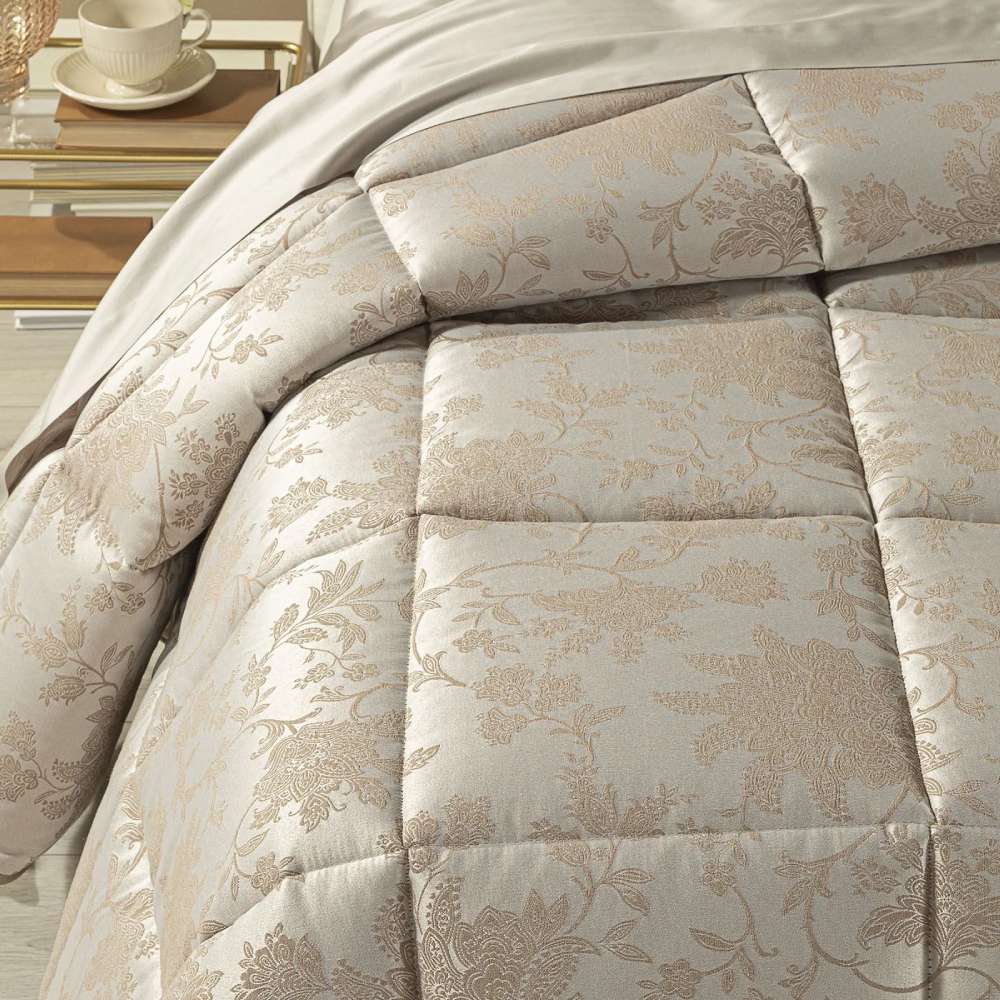 Trapunta invernale matrimoniale Caleffi Narciso, in prezioso raso jacquard. Il piumone Narciso è caratterizzato da una delicata fantasia floreale tono su tono. Colore ambra