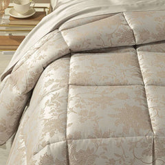 Trapunta invernale matrimoniale Caleffi Narciso, in prezioso raso jacquard. Il piumone Narciso è caratterizzato da una delicata fantasia floreale tono su tono. Colore ambra