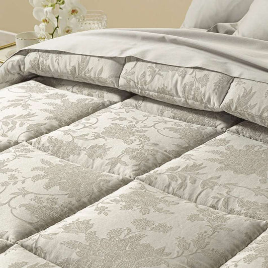 Trapunta invernale matrimoniale Caleffi Narciso, in prezioso raso jacquard. Il piumone Narciso è caratterizzato da una delicata fantasia floreale tono su tono. Colore sabbia tortora