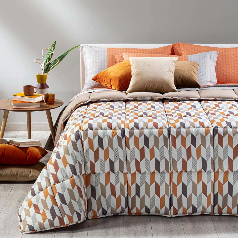 Trapunta invernale Caleffi Next in microfibra per letto singolo. Piumone con fantasia geometrica sui toni ambra/tortora.