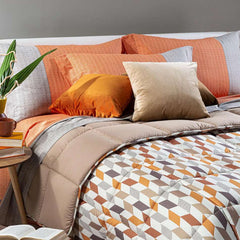 Trapunta invernale Caleffi Next in microfibra per letto singolo. Piumone con fantasia geometrica sui toni ambra/tortora.