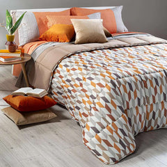 Trapunta invernale Caleffi Next in microfibra per letto singolo. Piumone con fantasia geometrica sui toni ambra/tortora.