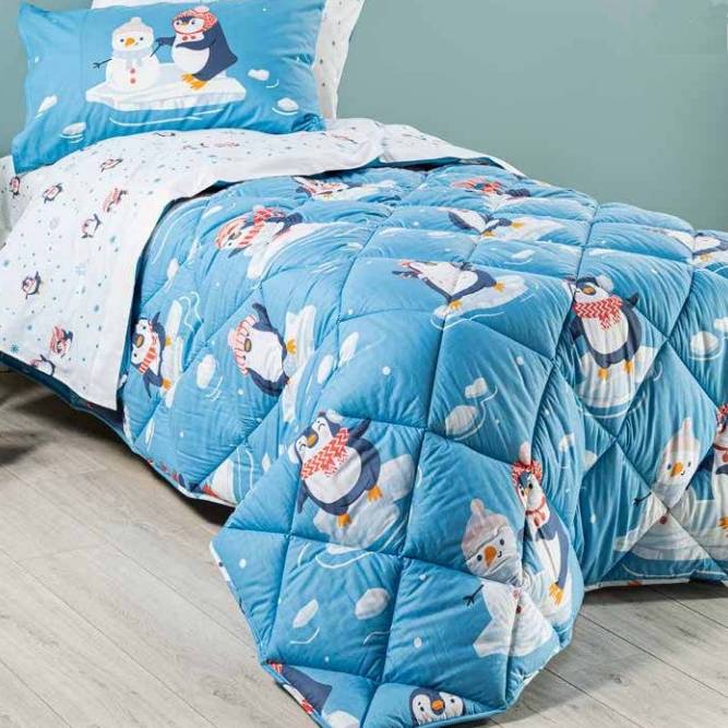 Trapunta invernale e completo lenzuola Pinguini di Caleffi, in puro cotone per letto singolo. Fantasia con simpatici pinguini su fondo azzurro. Fantasia ideale per i tuoi bambini