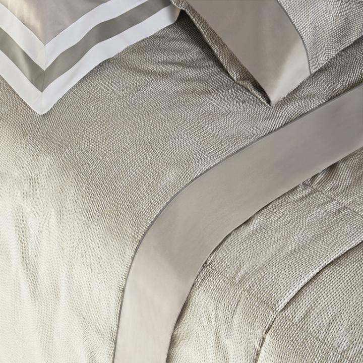 Trapunta invernale matrimoniale Fazzini Sashiko, in raso di puro cotone. La trapunta invernale Sashiko presenta una moderna fantasia a puntini, con una doppia sovrastampa che dona tridimensionalità e movimento alla microfantasia. Colore grigio. Il piumone è trapuntato a capo e rifinito a mano con due angoli sagomati che lo adattano perfettamente agli angoli del letto