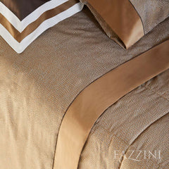 Trapunta invernale matrimoniale Fazzini Sashiko, in raso di puro cotone. La trapunta invernale Sashiko presenta una moderna fantasia a puntini, con una doppia sovrastampa che dona tridimensionalità e movimento alla microfantasia. Colore tortora cammello. Il piumone è trapuntato a capo e rifinito a mano con due angoli sagomati che lo adattano perfettamente agli angoli del letto