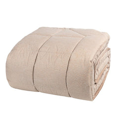 Trapunta invernale matrimoniale Fazzini Sashiko, in raso di puro cotone. La trapunta invernale Sashiko presenta una moderna fantasia a puntini, con una doppia sovrastampa che dona tridimensionalità e movimento alla microfantasia. Colore tortora cammello. Il piumone è trapuntato a capo e rifinito a mano con due angoli sagomati che lo adattano perfettamente agli angoli del letto