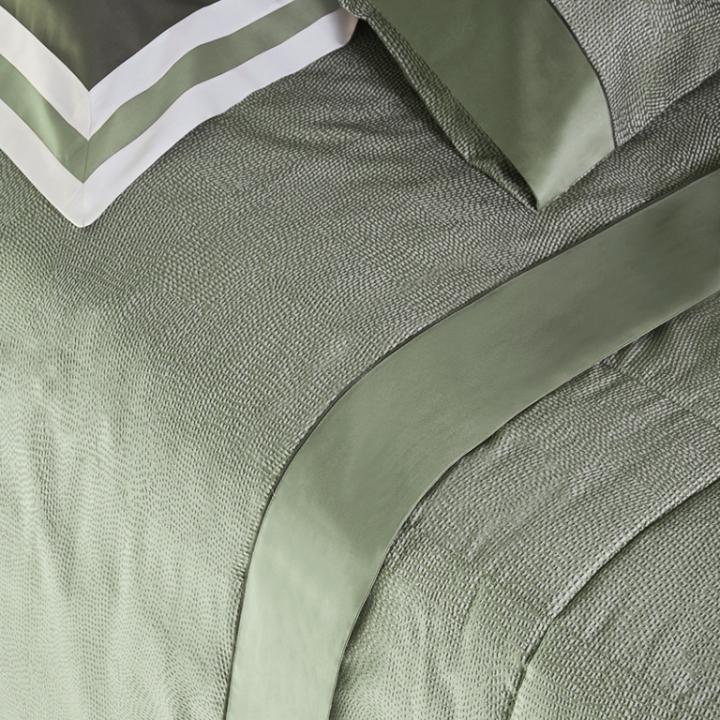 Trapunta invernale matrimoniale Fazzini Sashiko, in raso di puro cotone. La trapunta invernale Sashiko presenta una moderna fantasia a puntini, con una doppia sovrastampa che dona tridimensionalità e movimento alla microfantasia. Colore verde. Il piumone è trapuntato a capo e rifinito a mano con due angoli sagomati che lo adattano perfettamente agli angoli del letto