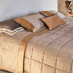 Trapunta primaverile matrimoniale Fazzini Sashiko, in raso di puro cotone. Il trapuntino Sashiko presenta una moderna fantasia a puntini, con una doppia sovrastampa che dona tridimensionalità e movimento alla microfantasia. Colore tortora