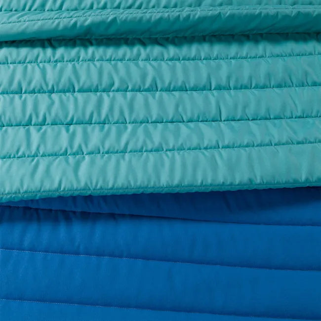 Il trapuntino Caleffi Time è in tinta unita double face ed è disponibile nella misura piazza e mezza e matrimoniale. La trapunta primaverile Time, in microfibra, rappresenta una soluzione moderna e giovanile per coprire il letto nella stagione primaverile e autunnale, con un particolare accostamento di colori. Variante blu anice