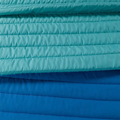 Il trapuntino Caleffi Time è in tinta unita double face ed è disponibile nella misura piazza e mezza e matrimoniale. La trapunta primaverile Time, in microfibra, rappresenta una soluzione moderna e giovanile per coprire il letto nella stagione primaverile e autunnale, con un particolare accostamento di colori. Variante blu anice