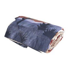 Trapunta primaverile matrimoniale Fazzini Arizona, in percalle di puro cotone. I colori delle terre si rincorrono nella collezione Arizona, dando origine a un affascinante paesaggio che richiama alla memoria le atmosfere del far west, con morbide dune colorate e cactus. Il quilt è trapuntato a capo e rifinito a mano con due angoli sagomati che lo adattano perfettamente agli angoli del letto. Trapunta primaverile