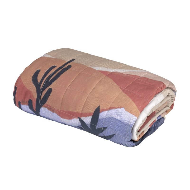 Trapunta primaverile matrimoniale Fazzini Arizona, in percalle di puro cotone. I colori delle terre si rincorrono nella collezione Arizona, dando origine a un affascinante paesaggio che richiama alla memoria le atmosfere del far west, con morbide dune colorate e cactus. Il quilt è trapuntato a capo e rifinito a mano con due angoli sagomati che lo adattano perfettamente agli angoli del letto. Trapunta primaverile