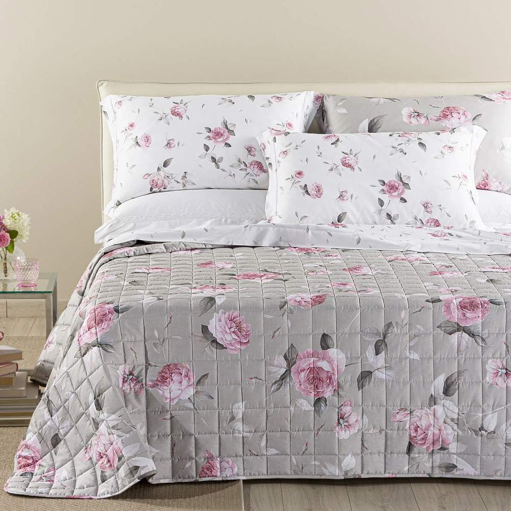 Trapuntino matrimoniale Caleffi Bella Rosa, in raso di puro cotone con stampa digitale di alta qualità. Trapunta primaverile con delicata fantasia floreale con rose chiare su fondo grigio.