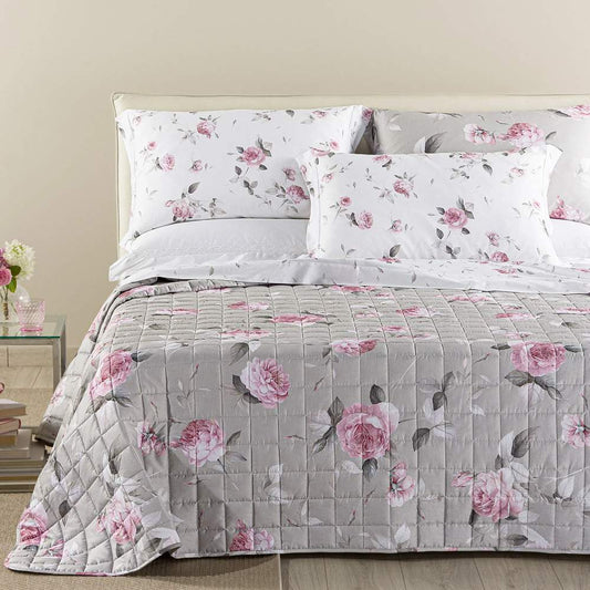 Trapuntino matrimoniale Caleffi Bella Rosa, in raso di puro cotone con stampa digitale di alta qualità. Trapunta primaverile con delicata fantasia floreale con rose chiare su fondo grigio.