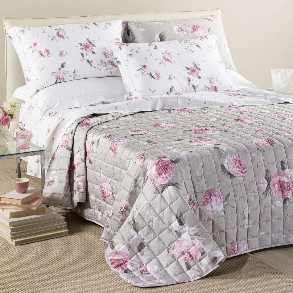 Trapuntino matrimoniale Caleffi Bella Rosa, in raso di puro cotone con stampa digitale di alta qualità. Trapunta primaverile con delicata fantasia floreale con rose chiare su fondo grigio.