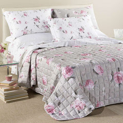 Trapuntino matrimoniale Caleffi Bella Rosa, in raso di puro cotone con stampa digitale di alta qualità. Trapunta primaverile con delicata fantasia floreale con rose chiare su fondo grigio.