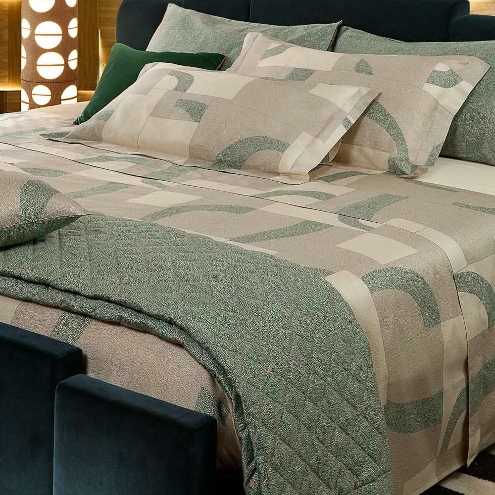 Trapuntino matrimoniale Domino Borbonese in percalle di puro cotone stampato. La trapunta primaverile Domino presenta una fantasia double face con la tipica stampa Borbonese a occhio di pernice. La faccia superiore presenta una fantasia con forme geometriche beige e verdi su fondo tortora chiaro. L'altra faccia invece presenta la fantasia Borbonese nella variante verde giada.