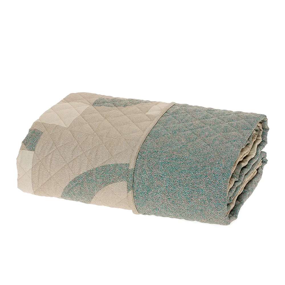Trapuntino matrimoniale Domino Borbonese in percalle di puro cotone stampato. La trapunta primaverile Domino presenta una fantasia double face con la tipica stampa Borbonese a occhio di pernice. La faccia superiore presenta una fantasia con forme geometriche beige e verdi su fondo tortora chiaro. L'altra faccia invece presenta la fantasia Borbonese nella variante verde giada.